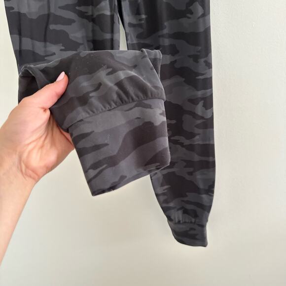 Athleta Salutation Cruise Camo Print Jogger Black/Gray XS - Picture 7 of 12